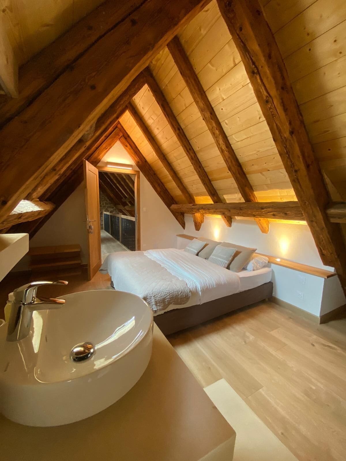 6 bedrooms, iron/ironing board, travel cot, free WiFi