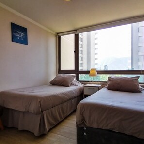 2 habitaciones, escritorio, tabla de planchar con plancha y wifi 