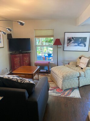 Smart TV, books, stereo - Boutique Cottage Near Bishop Arts (Dallas)
