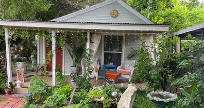 Garden Cottage, Far From The Maddening Crowd but so close to the night life!