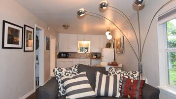 Televisión, chimenea, libros y estéreo