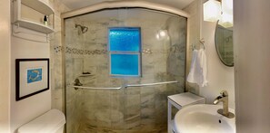 Douche, sèche-cheveux, peignoirs, bidet