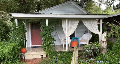 Garden Cottage, Far From The Maddening Crowd but so close to the night life!