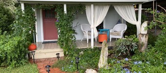 Garden Cottage, Far From The Maddening Crowd but so close to the night life!