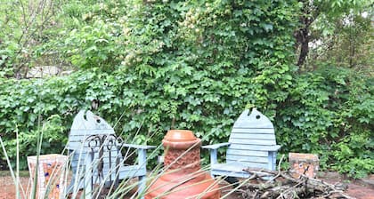 Garden Cottage, Far From The Maddening Crowd but so close to the night life!
