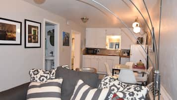 Télévision, cheminée, livres, chaßne hi-fi