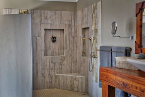 Luksuschalet, 1 makuuhuone (Deluxe Chalet) | Kylpyhuone | Suihku, hiustenkuivaaja