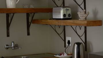 Family Room | Private kitchenette | Electric kettle