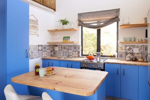 Vila superluxo, 2 quartos (Luxury Villa) | Cozinha privada | Geladeira, cafeteira/chaleira, chaleira elétrica