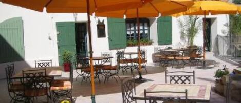 屋外ダイニングエリア