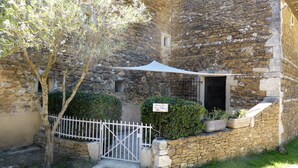 A stone building with a white gate, a small window, and a sign that reads "Bienvenue Cafe Oliver". -  comfortable cottages in character farmhouse located in Drôme Provençal (Grillon)