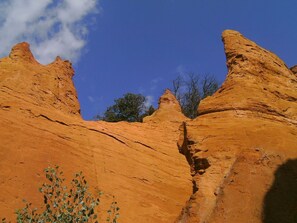 Une formation rocheuse naturelle sous un ciel dégagé.