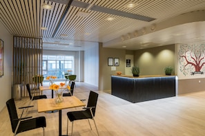 Coin salon dans le hall