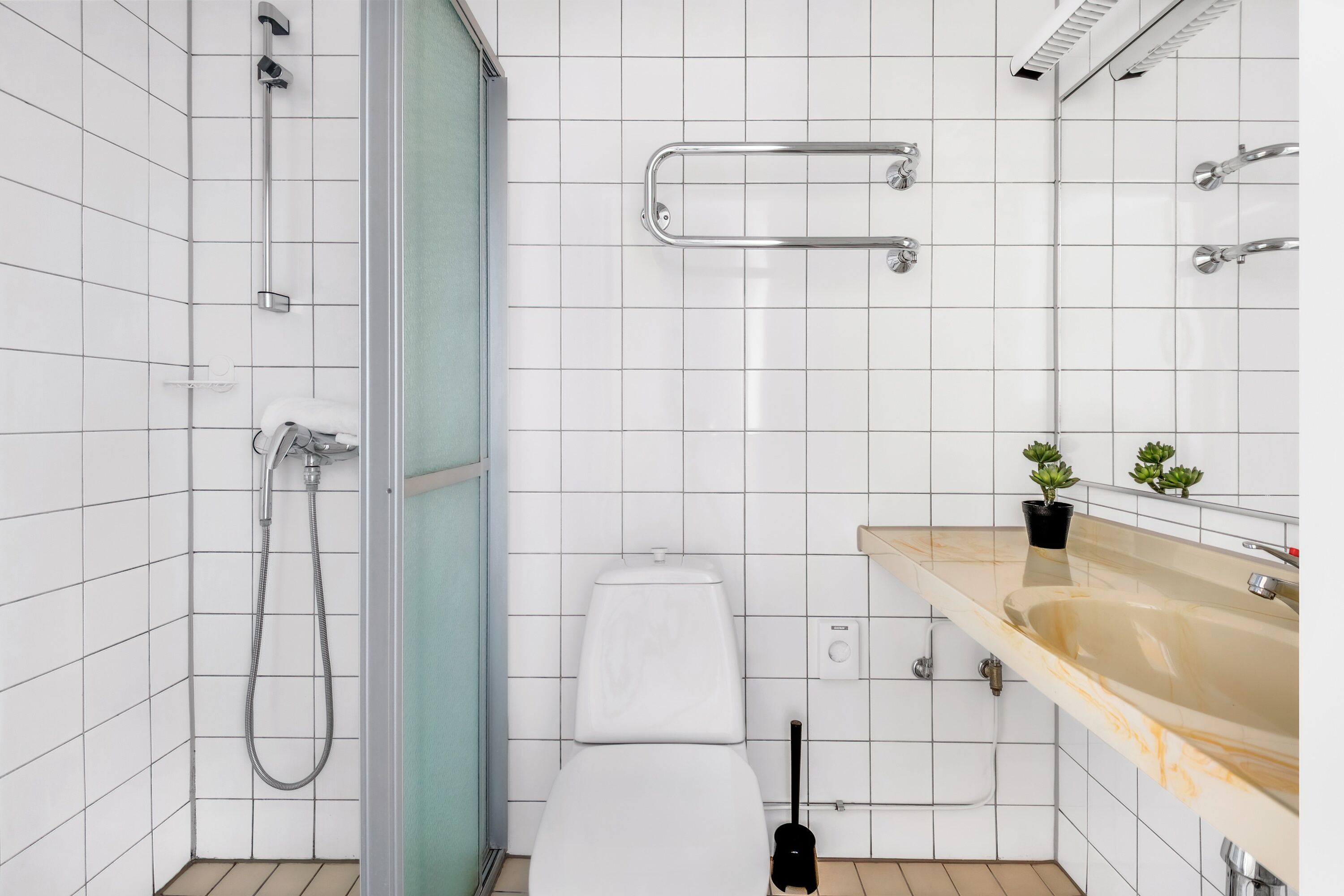 business twin room | bathroom | shower, free toiletries, hair dryer, towels