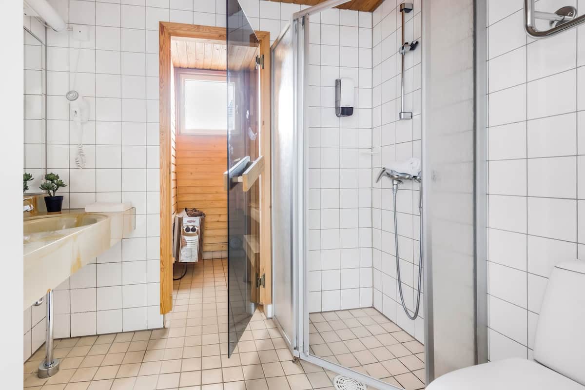 superior twin room, sauna | bathroom | shower, free toiletries, hair dryer, towels