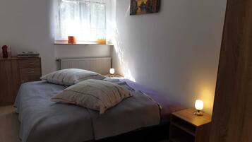 2 Schlafzimmer, Schreibtisch, schallisolierte Zimmer