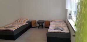 3 chambres, bureau, chambres insonorisées, fer et planche à repasser