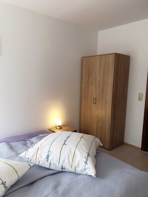 3 Schlafzimmer, Schreibtisch, schallisolierte Zimmer