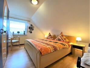 3 bedrooms, desk, iron/ironing board, travel crib