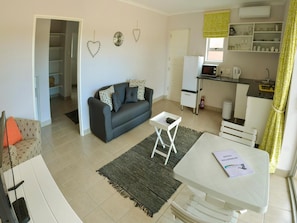 Flat-screen TV - Sundune Guest House & Self Catering (Colchester)