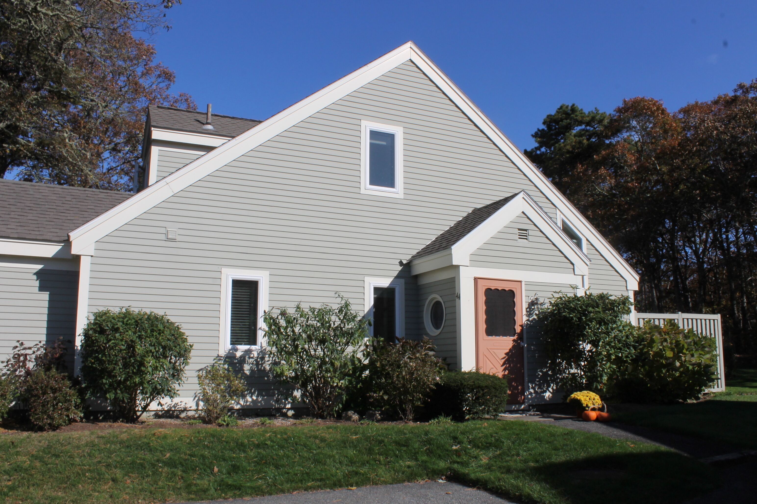 Recently Updated, Walk to Pool, AC & WiFi!
