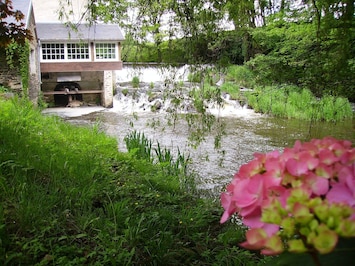 Petit salon qui surplombe le rivière et sa cascade
