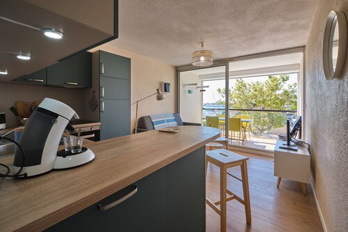 appart. new in quiet residence. Swimming pool and parking. beautiful view of marina