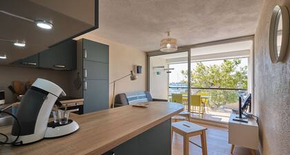 appart. new in quiet residence. Swimming pool and parking. beautiful view of marina