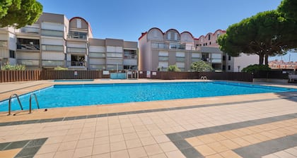 appart. new in quiet residence. Swimming pool and parking. beautiful view of marina