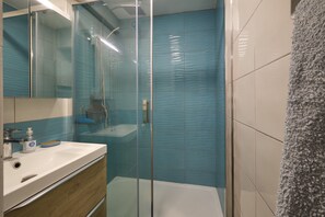 Dusche, Haartrockner, Handtücher, Toilettenpapier