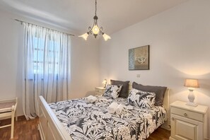 3 bedrooms, in-room safe, iron/ironing board, WiFi