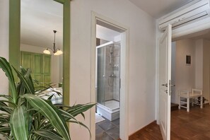 Douche, sèche-cheveux, serviettes fournies, savon