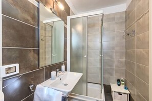 Shower, hair dryer, towels, soap - Villa Euphemia (Rovinjsko Selo)