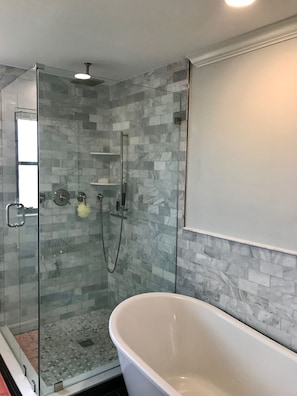 Bathtub, hair dryer, towels, toilet paper - Waterfront w/quick direct access to Gulf/15-20 min walk to Tigertail & Esplanade (Marco Island)