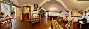 Comfort-Doppelzimmer, Mehrere Betten, Blick auf den Innenhof | Wohnbereich | 32-Zoll-Flachbildfernseher mit Kabelempfang, Fernseher