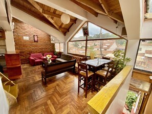 Habitación panorámica doble, varias camas, vistas a la colina | Zona de estar | Televisión de pantalla plana de 32 pulgadas con canales por cable