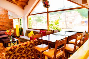 32-inch flat-screen TV with cable channels, TV - Hostal Comarca Imperial (Cusco)