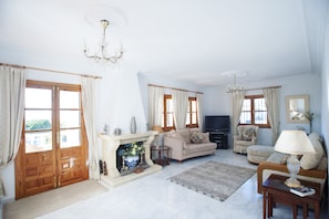 Smart-TV, DVD-Player, Tischtennisplatte, Bücher