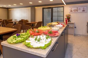 Café da manhã com buffet grátis todos os dias