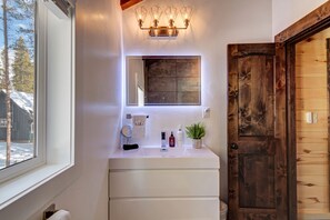 Badekar, hårtørrer, håndklæder, Sæbe