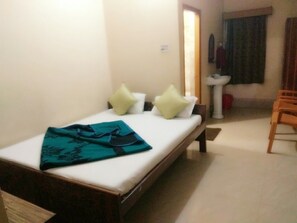 Double Beded Deluxe Non AC | Rollaway beds, free WiFi, bed sheets - Hotel Anjali (Deoghar)