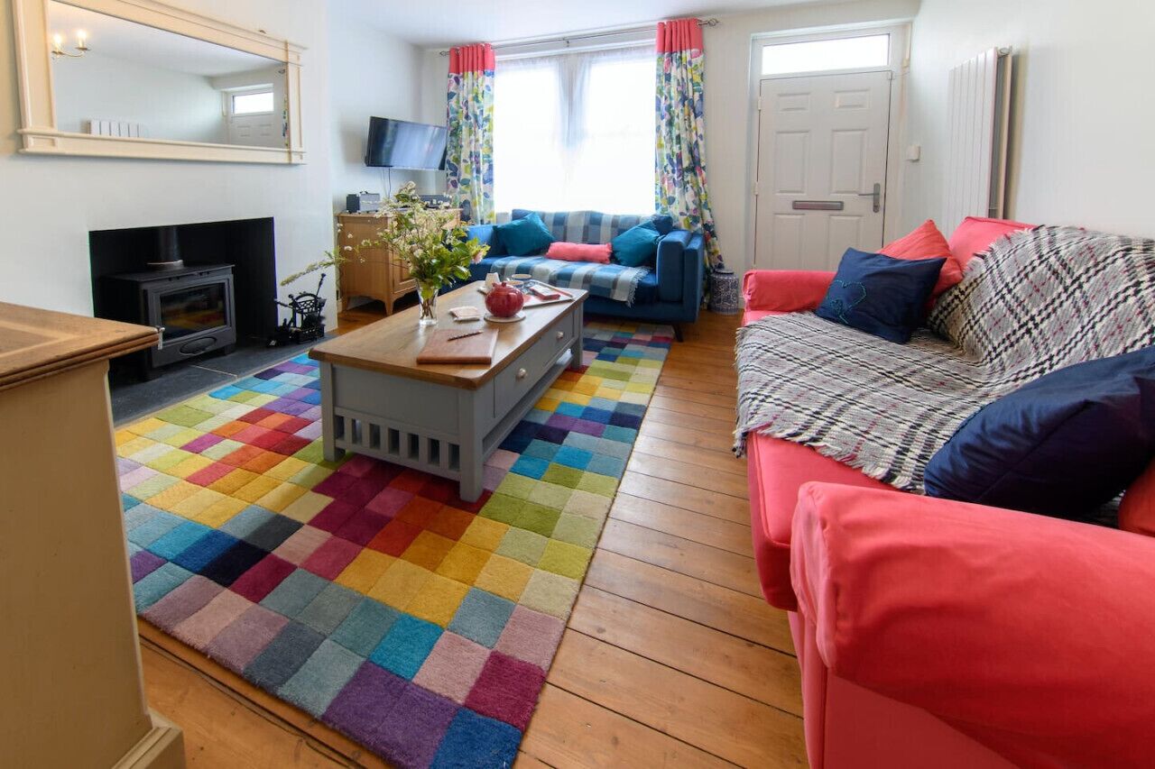 Smart TV, fireplace, books, music library