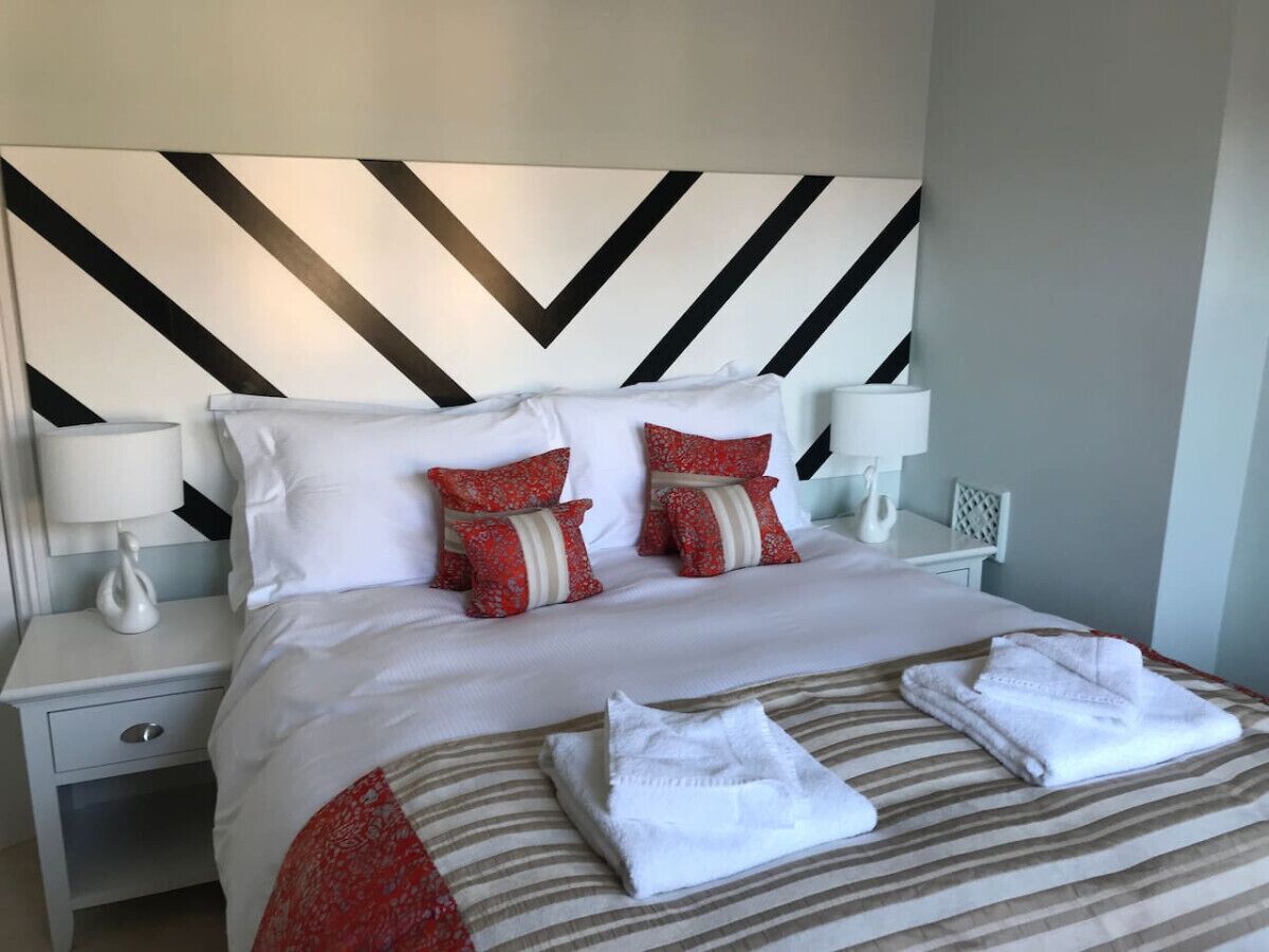 2 bedrooms, desk, iron/ironing board, travel crib