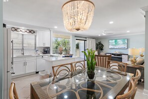 Interior - Beach-side, beautiful low-rise with uncrowded beach! (Destin)