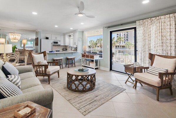 TV, books, video library - Beach-side, beautiful low-rise with uncrowded beach! (Destin)