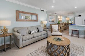 TV, books, video library - Beach-side, beautiful low-rise with uncrowded beach! (Destin)