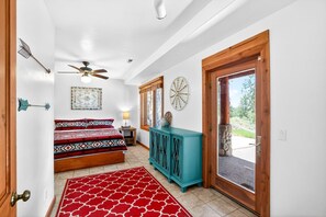 6 Schlafzimmer, Schreibtisch, Bügeleisen/Bügelbrett, Reisekinderbett