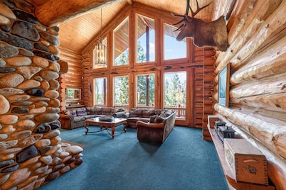Luxury Log Cabin Near Cascade Lake, 80 Acres, RVs
