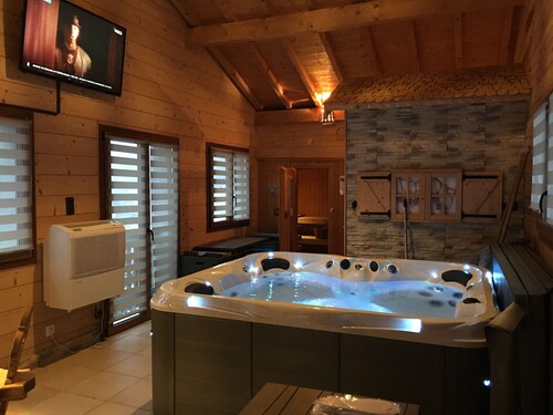 COMFORTABLE CHALET 10 PERSONEN JACUZZI SAUNA BILLARD SEEBLICK 5MN STADTZENTRUM