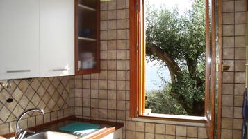 Frigorifero, microonde, forno, piano cottura